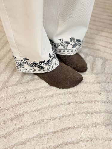 Pantalon écru bords brodés