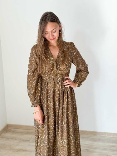 Robe longue marron imprimé fleurs noires blanches