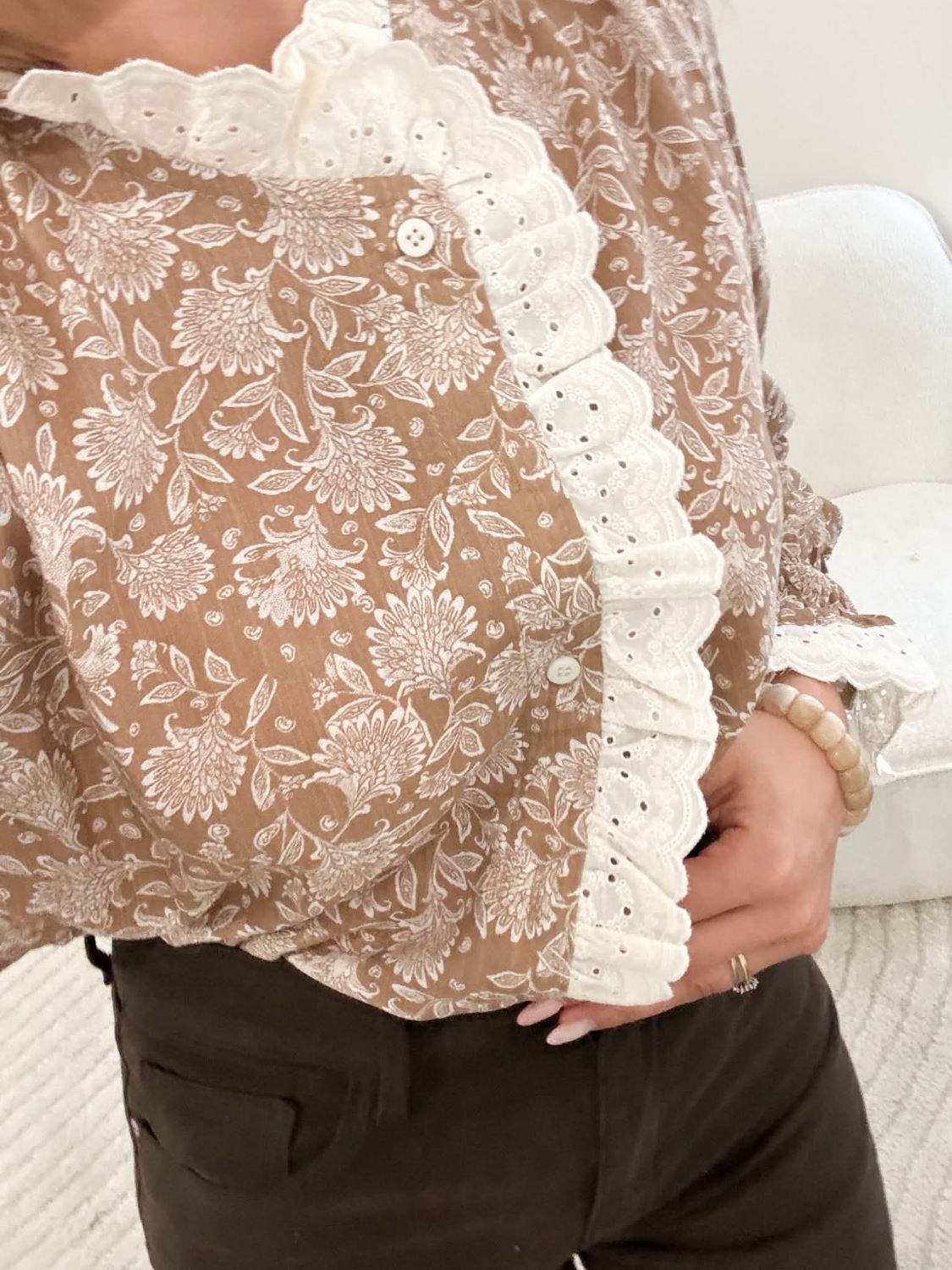 Chemisier motif fleurs beige col volant