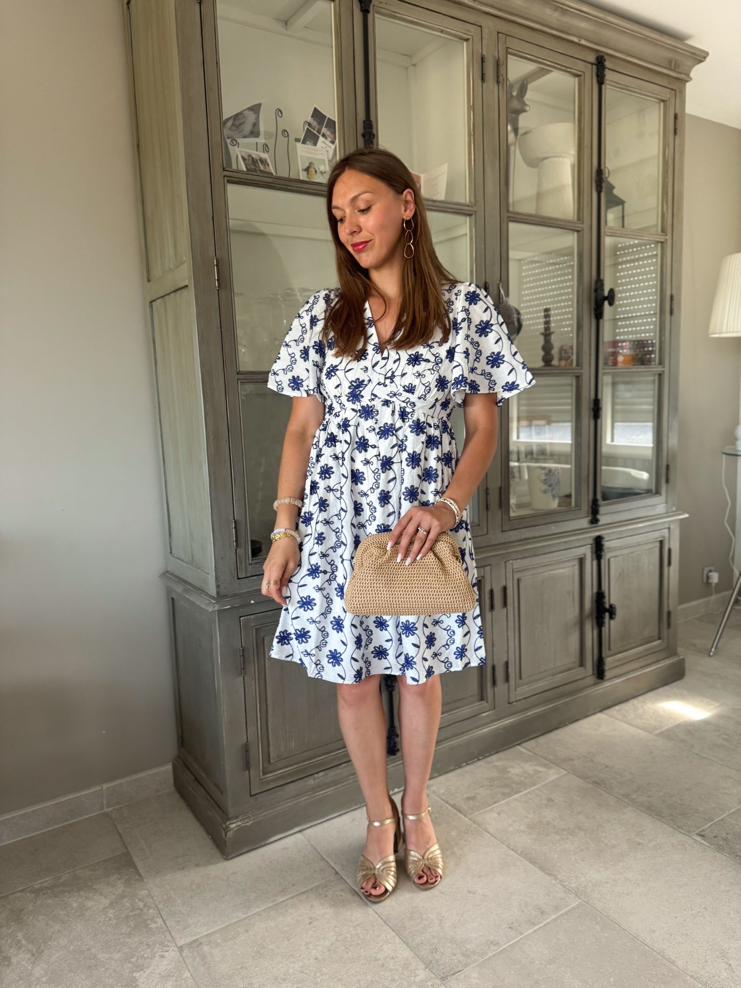 Robe ecru broderie bleu marine