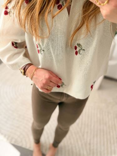 Top en lin brodé cerise
