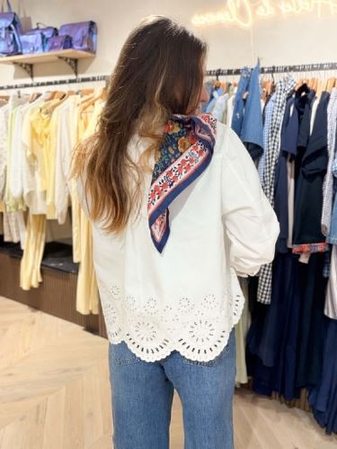 Veste blanche à broderies ajourées