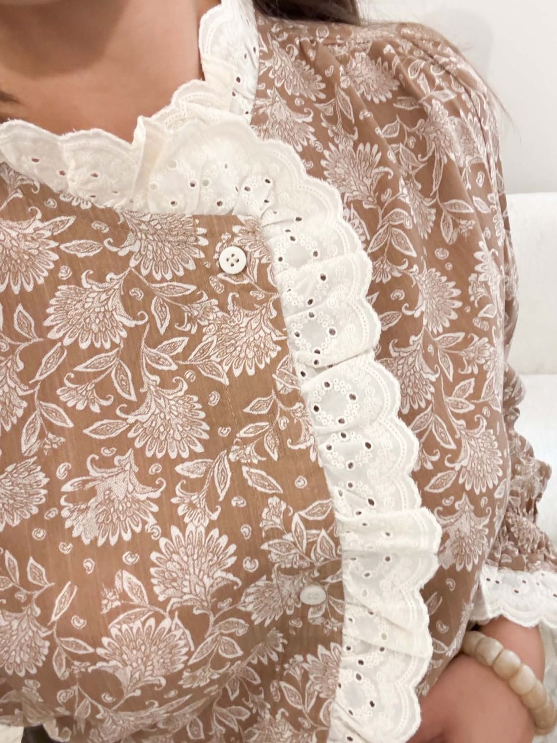 Chemisier motif fleurs beige col volant