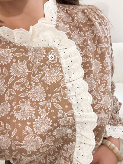 Chemisier motif fleurs beige col volant