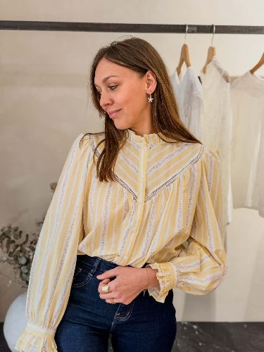 Chemise rayures jaunes et fleurs roses