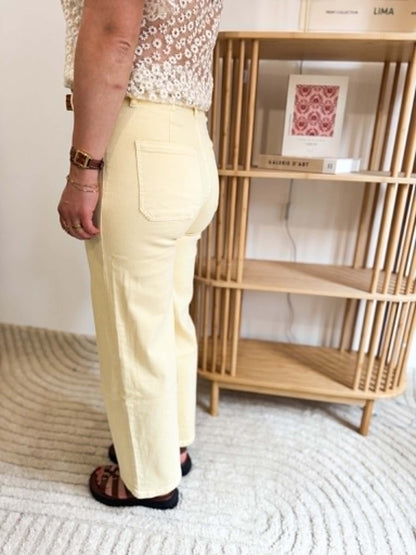 Jean flare avec ceinture jaune pâle
