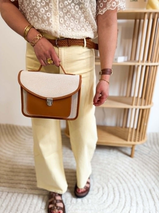 Jean flare avec ceinture jaune pâle