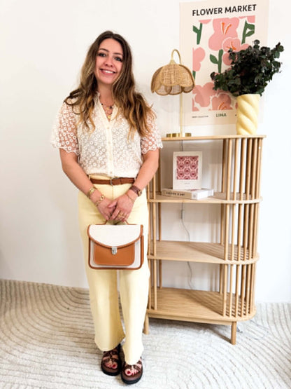Jean flare avec ceinture jaune pâle