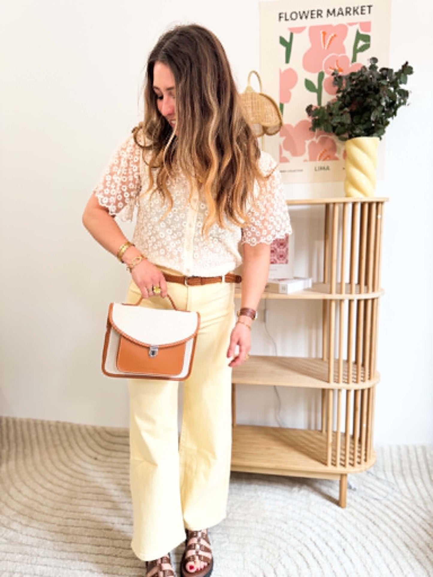 Jean flare avec ceinture jaune pâle