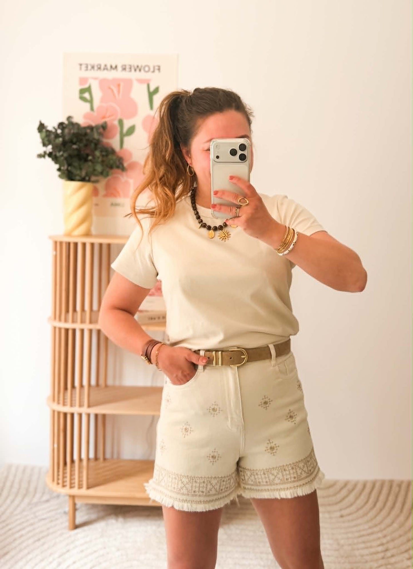 Short beige broderie